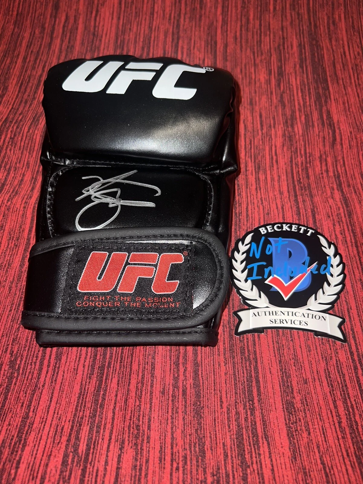 Kelvin Gastelum Signed UFC Glove UFC Superstar Contender Beckett #2
