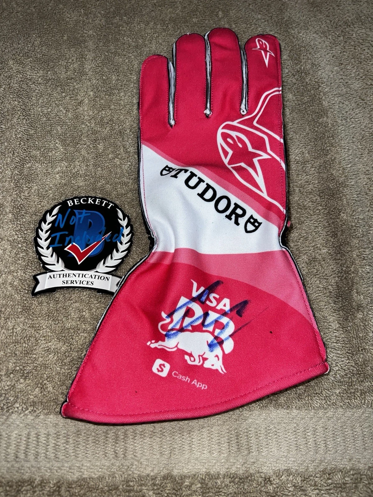 Liam Lawson Signed Visa RB Racing Bulls Race Glove Formula 1 Rookie Beckett