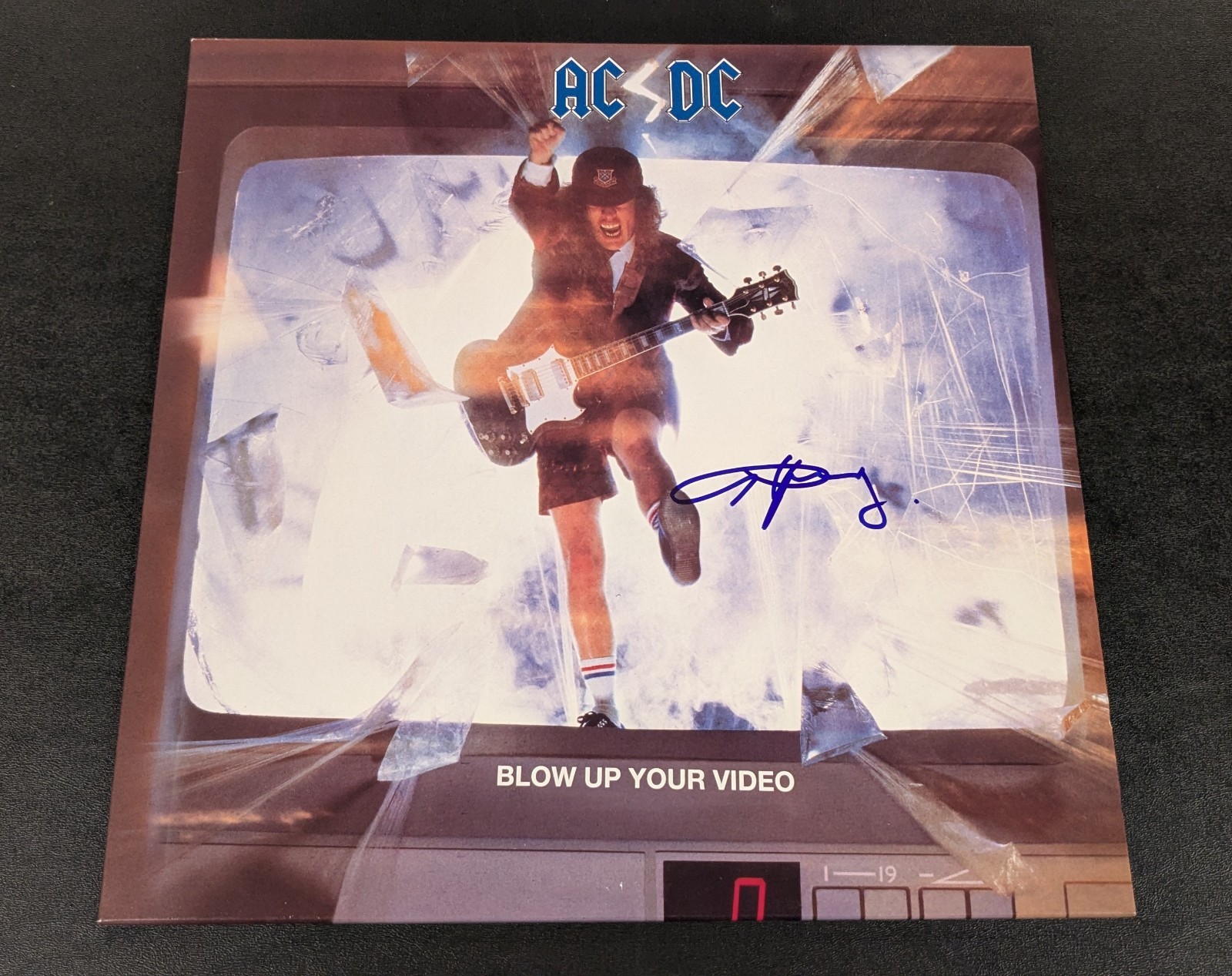 AC/DC ANGUS YOUNG signed auto 