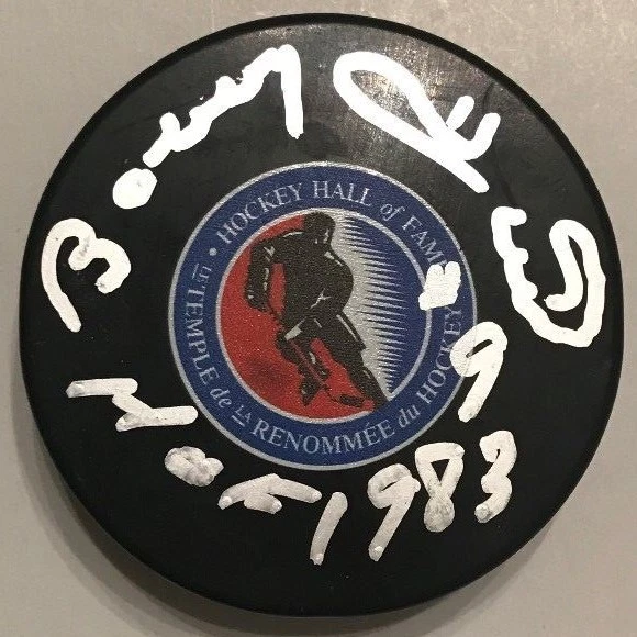 BOBBY HULL SIGNED HOCKEY HALL OF FAME PUCK W/CASE CHICAGO BLACKHAWKS COA