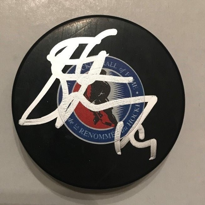 STEVE YZERMAN SIGNED HOCKEY HALL OF FAME PUCK W/CASE RED WINGS JSA