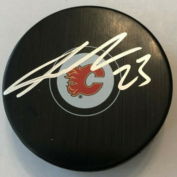 SEAN MONAHAN SIGNED CALGARY FLAMES HOCKEY PUCK W/CASE COA