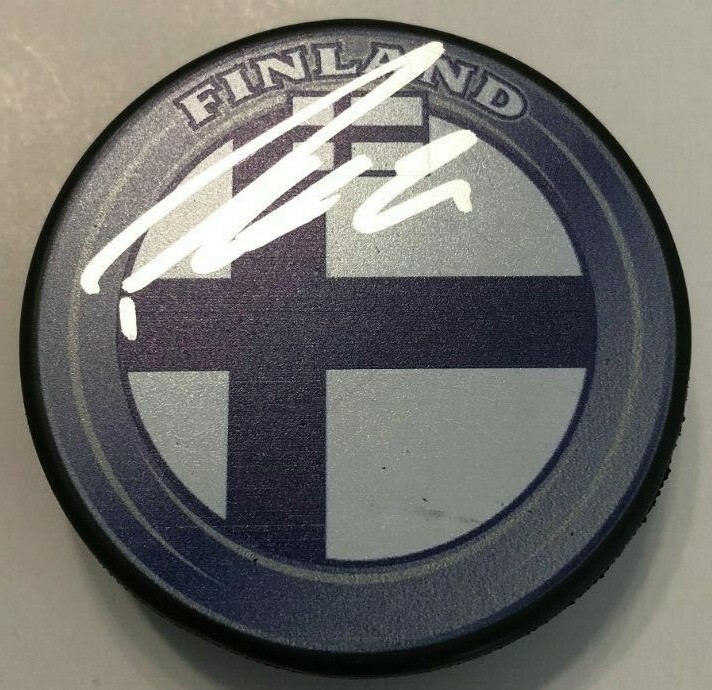 PATRIK LAINE SIGNED FINLAND HOCKEY PUCK W/CASE COLUMBUS BLUE JACKETS JETS COA