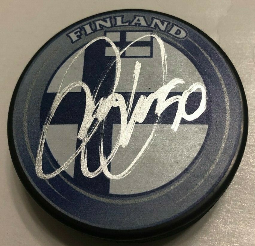 JUUSO RIIKOLA SIGNED FINLAND HOCKEY PUCK W/ CASE PENGUINS COA