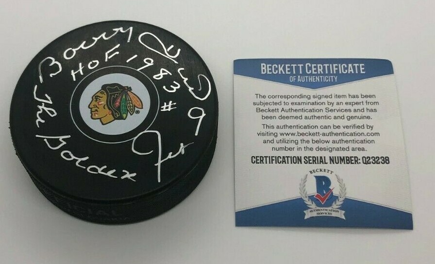 BOBBY HULL SIGNED CHICAGO BLACKHAWKS HOCKEY PUCK W/ CASE HOF BECKETT BAS