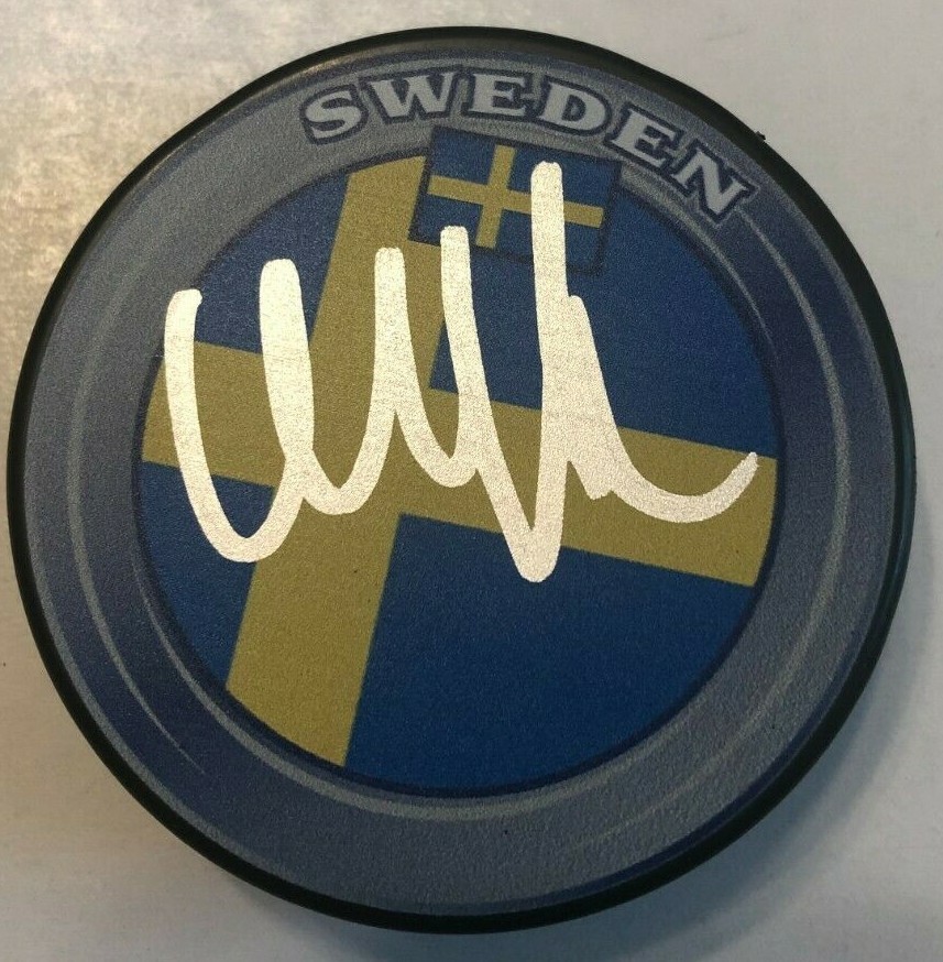 ULF SAMUELSSON SIGNED SWEDEN HOCKEY PUCK W/ CASE PENGUINS WHALERS RANGERS COA