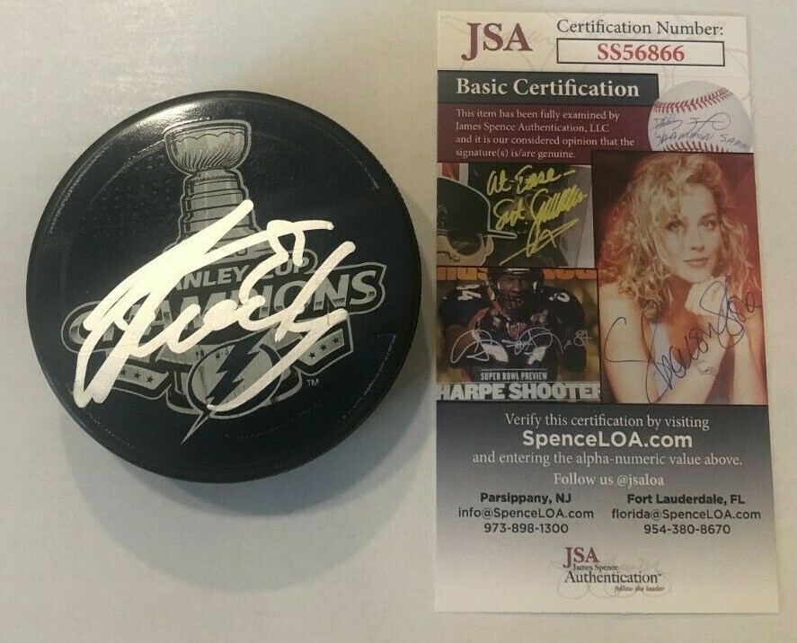 STEVEN STAMKOS SIGNED 2020 STANLEY CUP PUCK W/ CASE TAMPA BAY LIGHTNING JSA COA