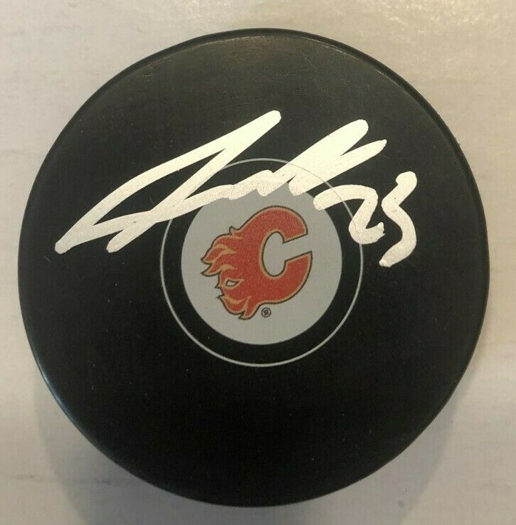 SEAN MONAHAN SIGNED CALGARY FLAMES HOCKEY PUCK W/ CASE COA