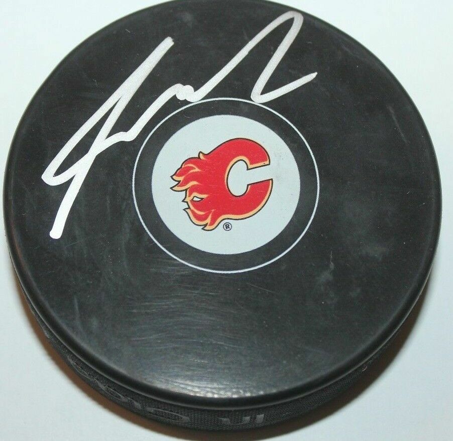 SEAN MONAHAN SIGNED CALGARY FLAMES HOCKEY PUCK W/ CASE COA