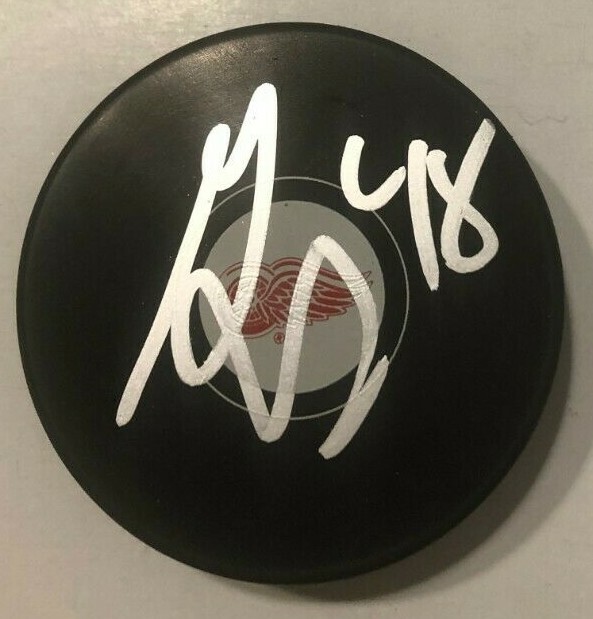 GIVANI SMITH SIGNED DETROIT RED WINGS HOCKEY PUCK W/ CASE COA