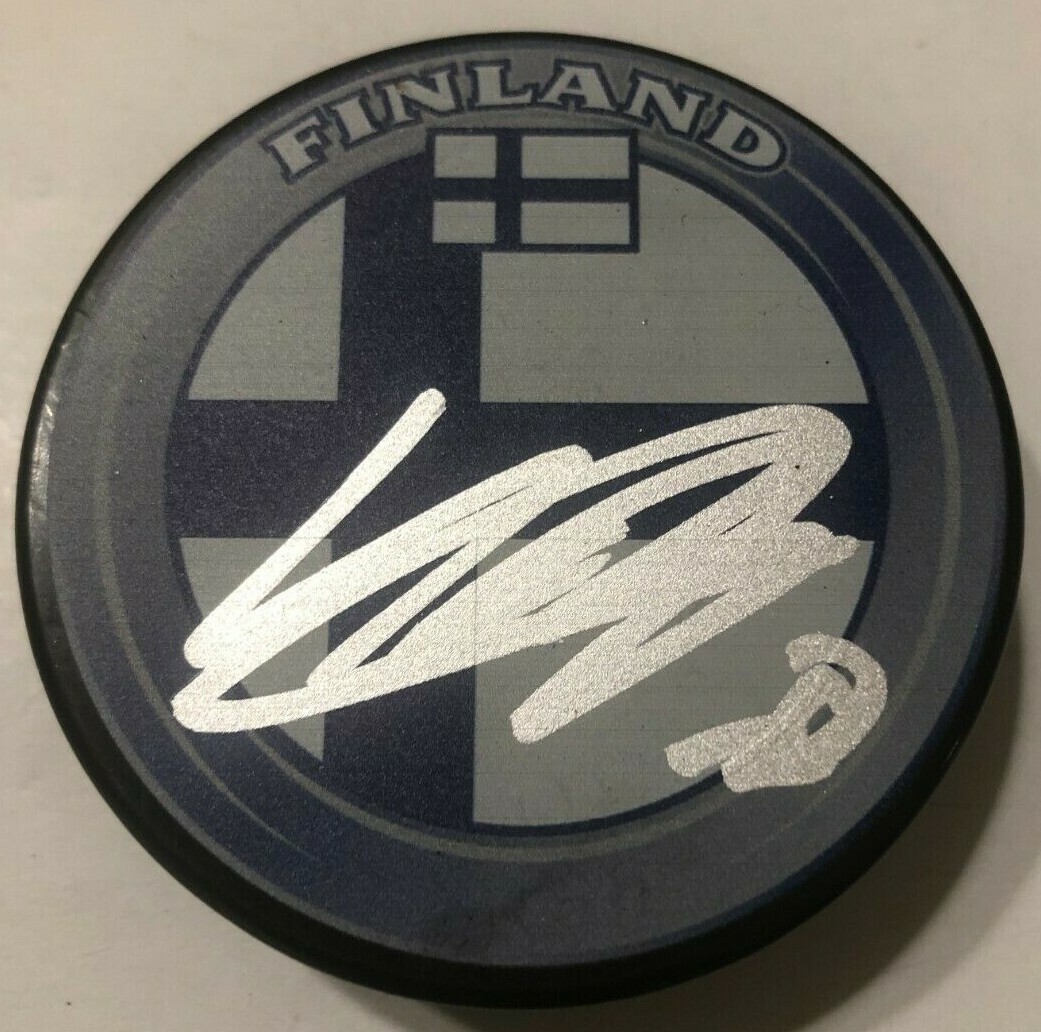 KASPER BJORKQVIST SIGNED FINLAND HOCKEY PUCK W/ CASE PITTSBURGH PENGUINS COA