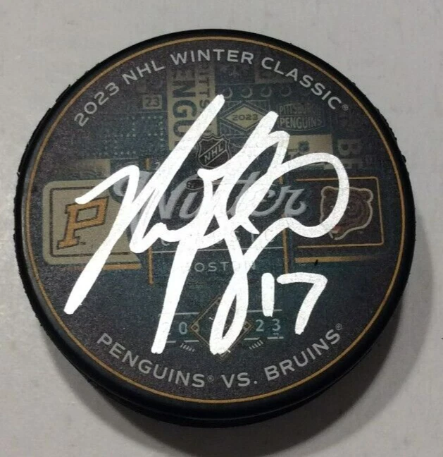 NICK FOLIGNO SIGNED BOSTON BRUINS 2023 WINTER CLASSIC HOCKEY PUCK W/ CASE COA
