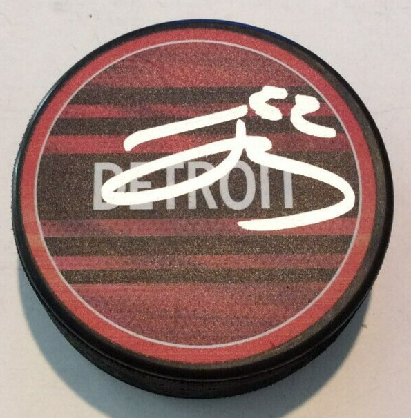 JONATAN BERGGREN SIGNED DETROIT RED WINGS HOCKEY PUCK W/ CASE COA