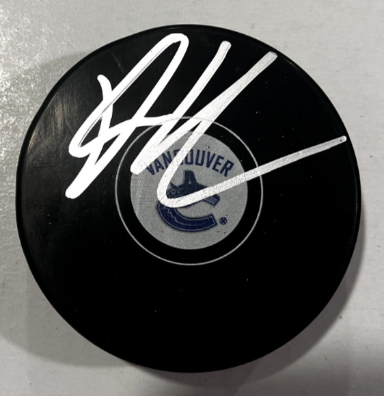 DANTON HEINEN SIGNED VANCOUVER CANUCKS HOCKEY PUCK W/ CASE COA