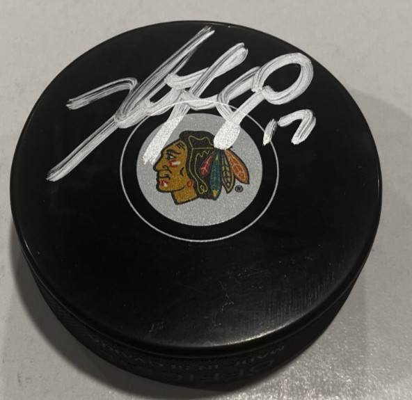 NICK FOLIGNO SIGNED CHICAGO BLACKHAWKS HOCKEY PUCK W/ CASE COA