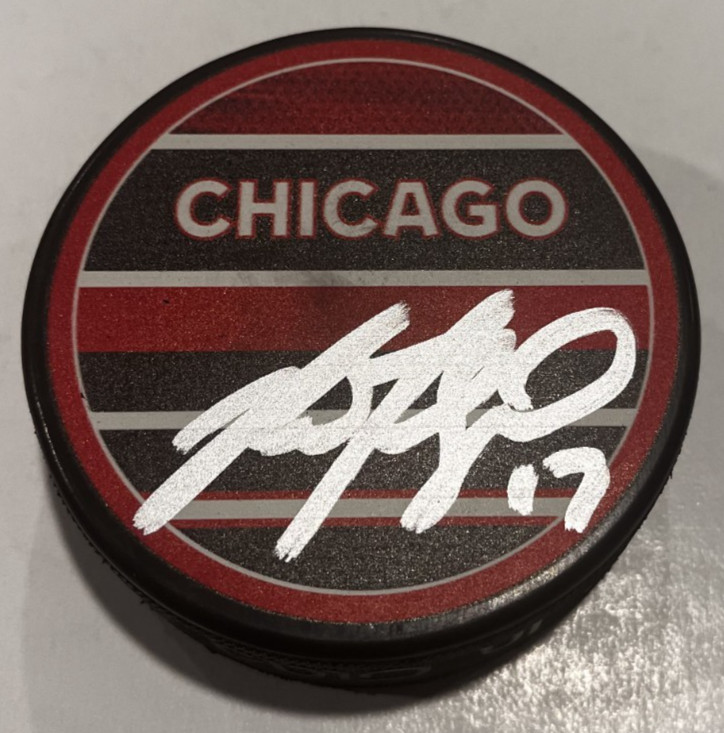 NICK FOLIGNO SIGNED CHICAGO BLACKHAWKS HOCKEY PUCK W/ CASE COA