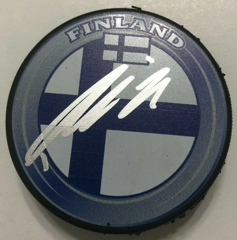 PATRIK LAINE SIGNED FINLAND HOCKEY PUCK W/ CASE COLUMBUS BLUE JACKETS JETS COA
