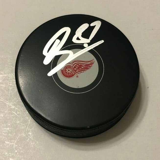 FRANS NIELSEN SIGNED DETROIT RED WINGS PUCK W/ CASE COA