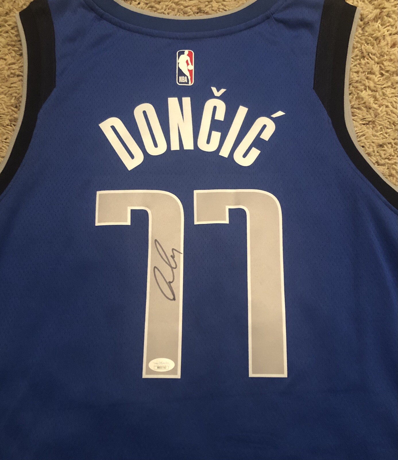 LUKA DONCIC SIGNED DALLAS MAVERICKS NBA BASKETBALL SWINGMAN JERSEY PROOF JSA COA
