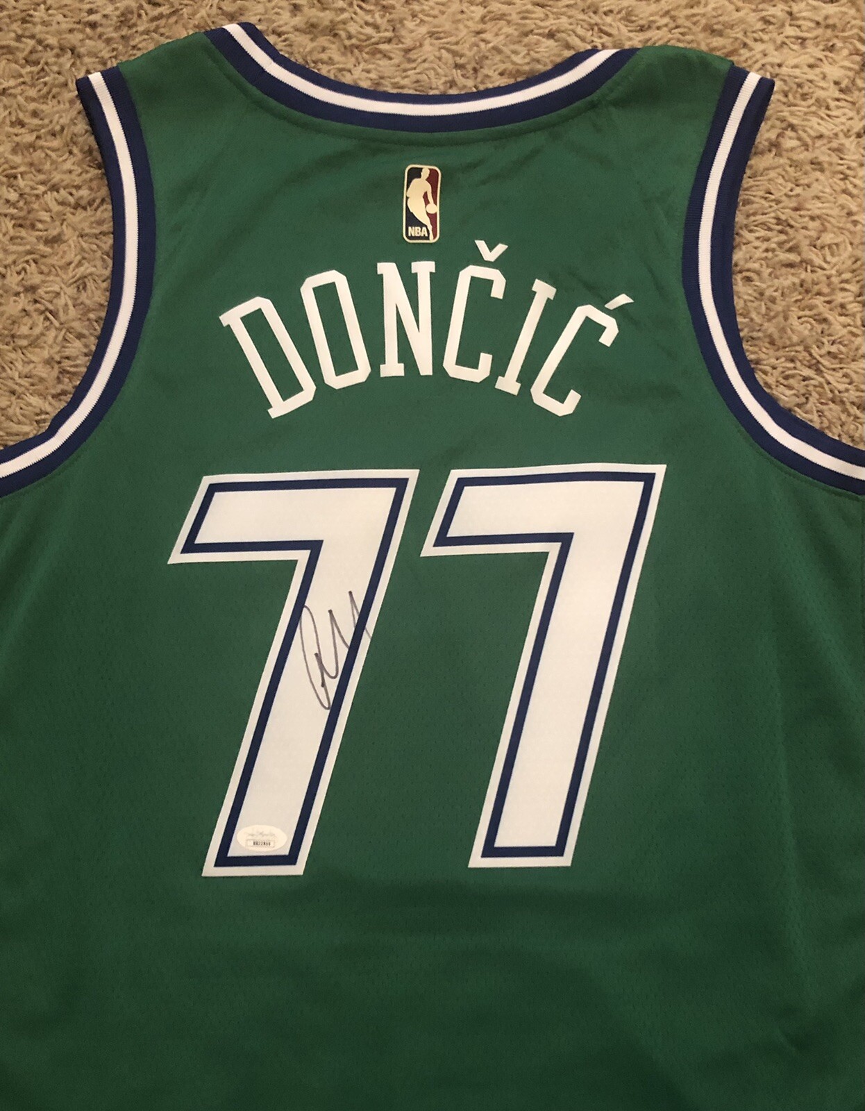 LUKA DONCIC SIGNED DALLAS MAVERICKS NBA BASKETBALL SWINGMAN JERSEY PROOF JSA COA