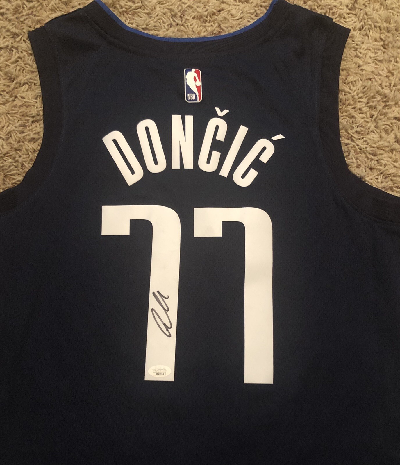 LUKA DONCIC SIGNED DALLAS MAVERICKS NBA BASKETBALL SWINGMAN JERSEY PROOF JSA COA