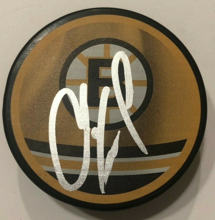 CHRIS KELLY SIGNED BOSTON BRUINS HOCKEY PUCK W/ CASE COA
