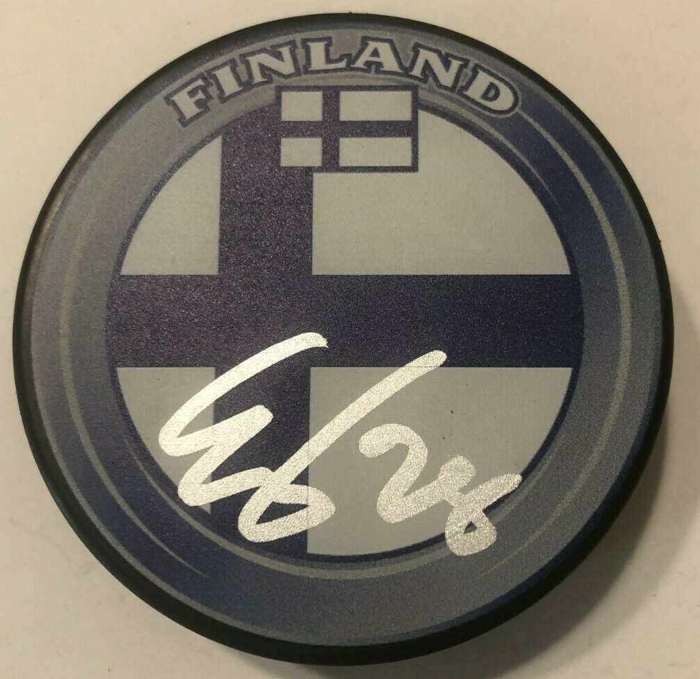 EELI TOLVANEN SIGNED FINLAND HOCKEY PUCK W/ CASE NASHVILLE PREDATORS COA