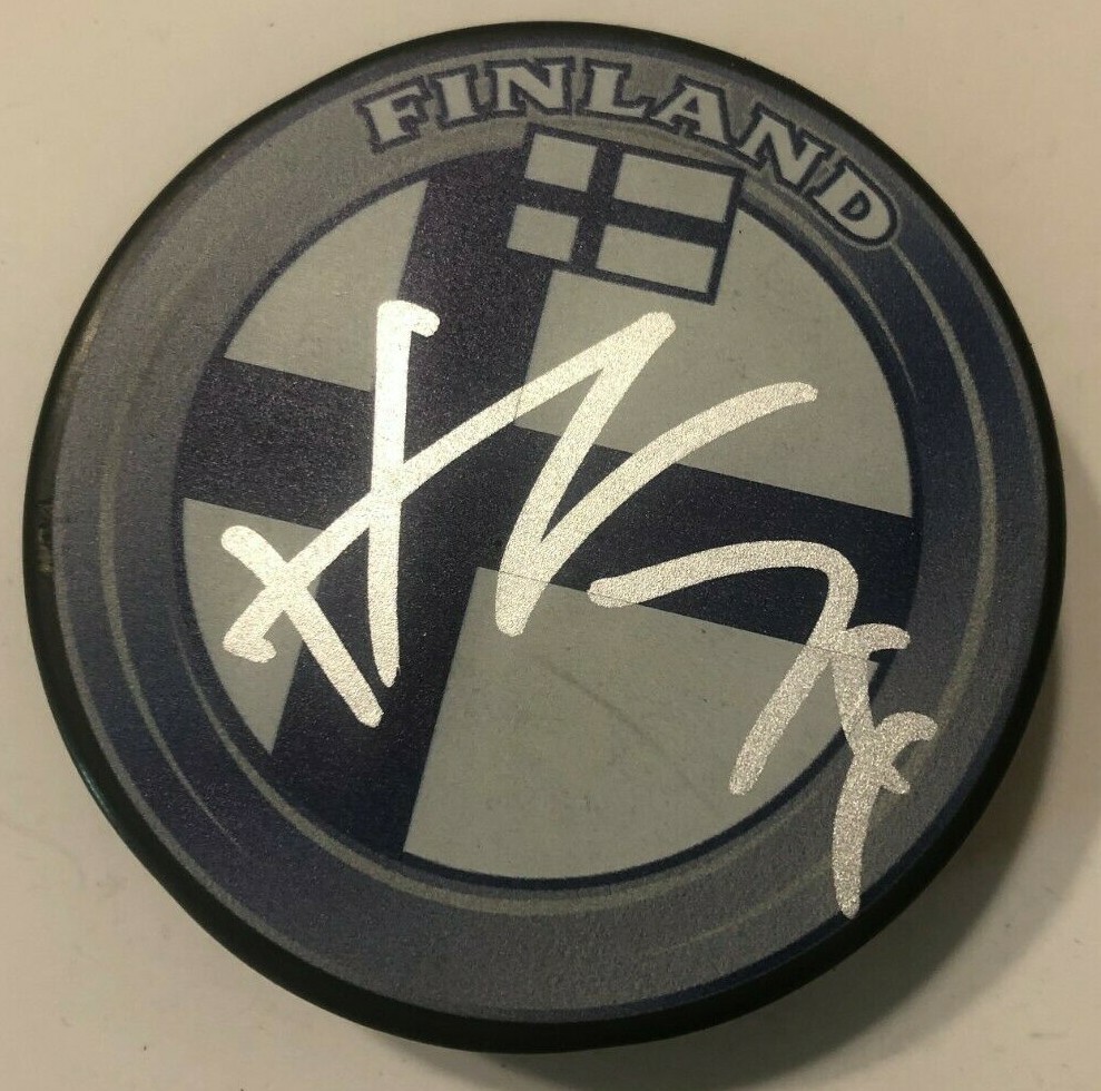 JUUSE SAROS SIGNED FINLAND HOCKEY PUCK W/ CASE NASHVILLE PREDATORS COA