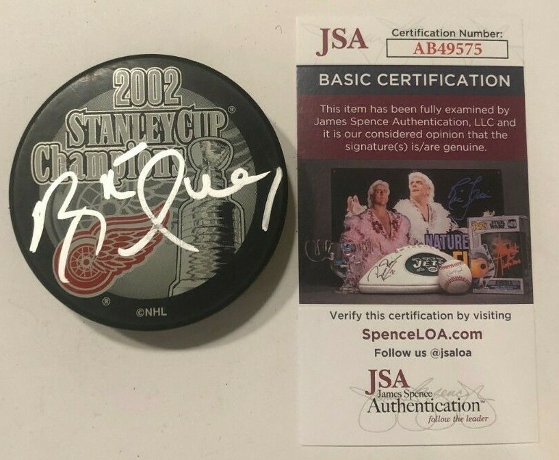 BRETT HULL SIGNED DETROIT RED WINGS 2002 STANLEY CUP HOCKEY PUCK W/ CASE JSA COA