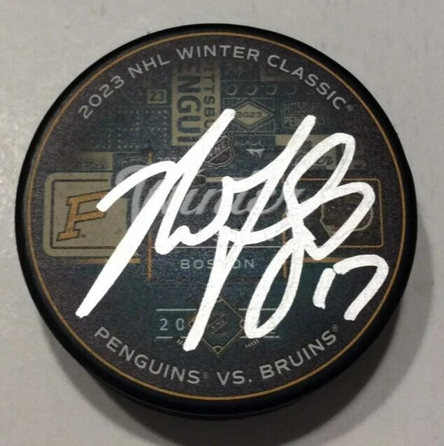 NICK FOLIGNO SIGNED BOSTON BRUINS 2023 WINTER CLASSIC HOCKEY PUCK W/ CASE COA