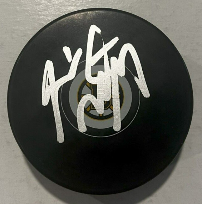 JIM MONTGOMERY SIGNED BOSTON BRUINS HOCKEY PUCK W/ CASE COA