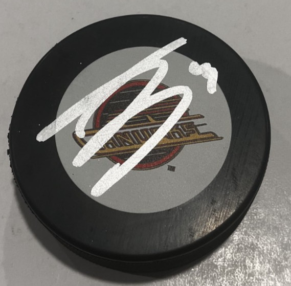 EVANDER KANE SIGNED VANCOUVER CANUCKS HOCKEY PUCK W/ CASE COA