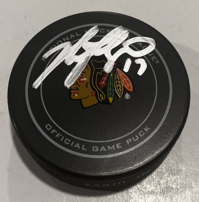 NICK FOLIGNO SIGNED CHICAGO BLACKHAWKS OFFICIAL GAME HOCKEY PUCK W/ CASE COA