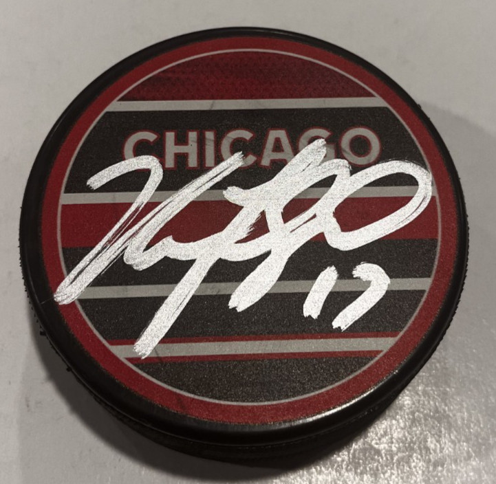 NICK FOLIGNO SIGNED CHICAGO BLACKHAWKS HOCKEY PUCK W/ CASE COA