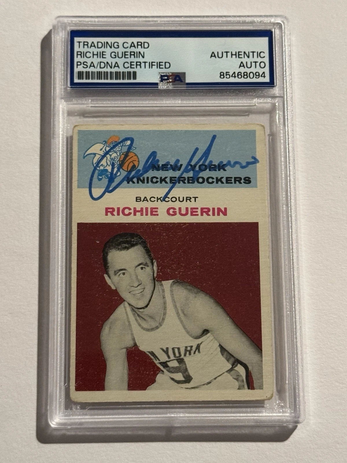 1961 FLEER BASKETBALL #17 RICHIE GUERIN SIGNED AUTO ROOKIE RC CARD PSA/DNA SLAB