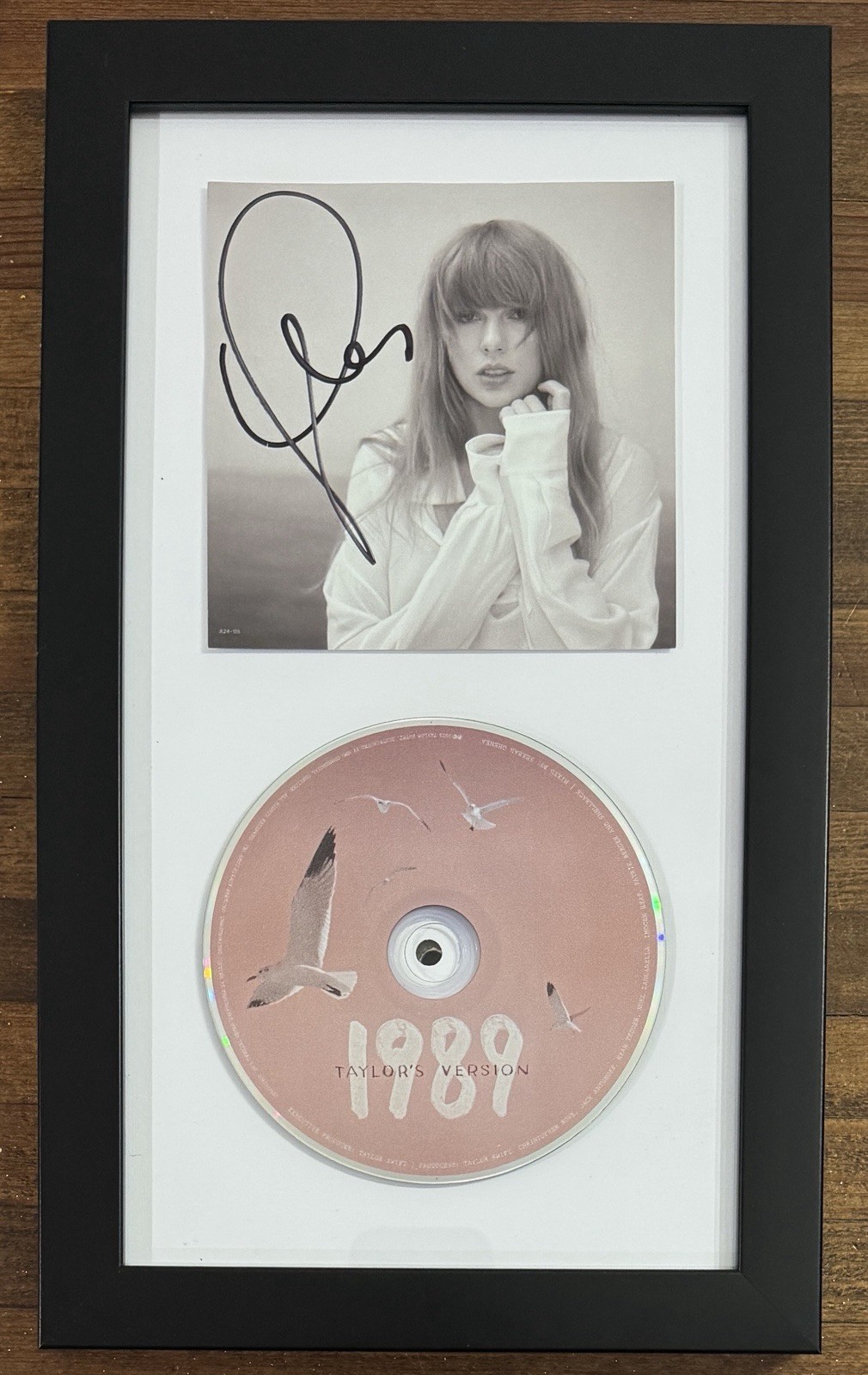 Framed TAYLOR SWIFT 1989 PINK CD & SIGNED LONG Signature Photograph PSA DNA COA