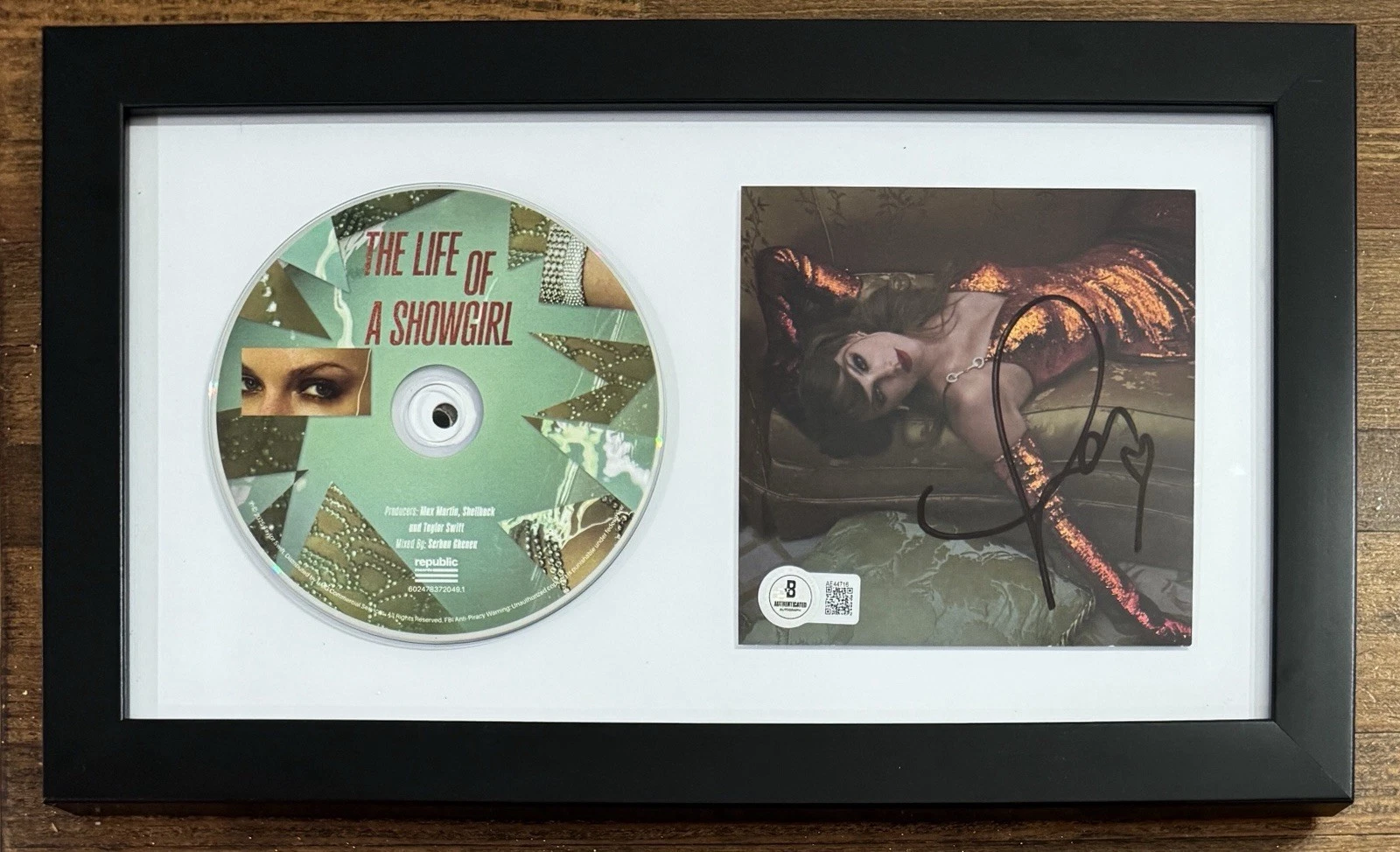 FRAMED AUTOGRAPH HEART TAYLOR SWIFT LIFE SHOWGIRL PHOTOGRAPH CD BAS BECKETT COA