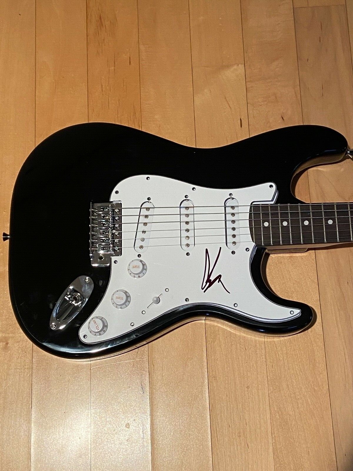* YUNGBLUD * signed electric guitar * THE UNDERRATED YOUTH * COA * 1