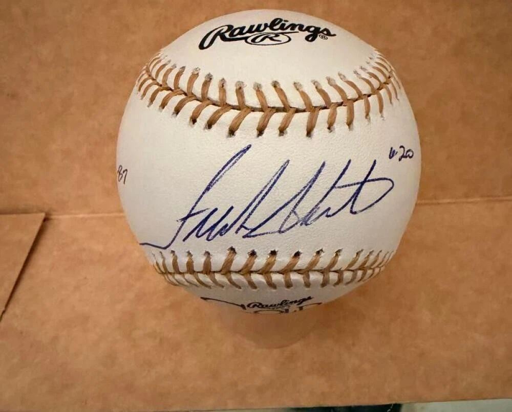 FRANK WHITE 8XGG W/YEARS ROYALS SIGNED ON GOLD GLOVE BASEBALL BECKETT AUTH