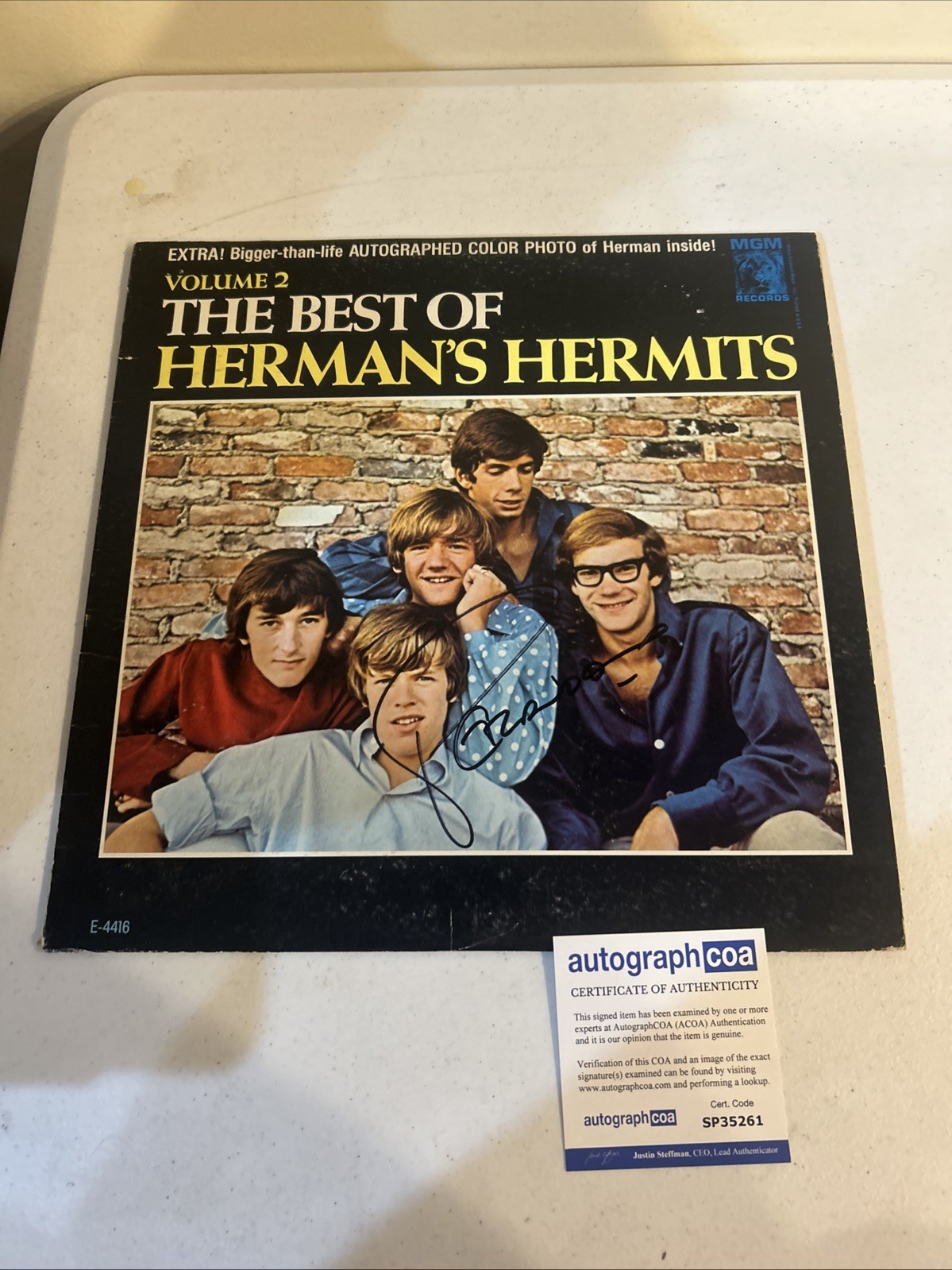 PETER NOONE HERMANS HERMITS SIGNED AUTOGRAPH VINYL ALBUM RECORD ACOA COA