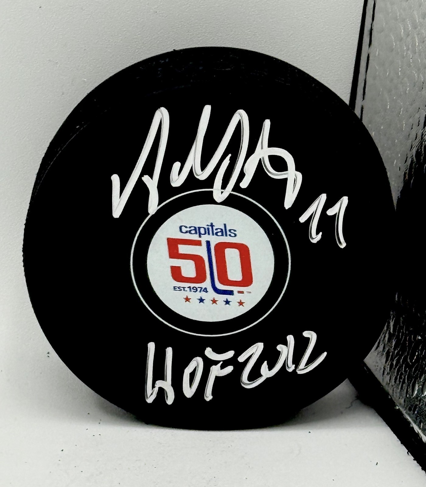 Adam Oates signed Washington Capitals 50th Anniversary Puck HOF Beckett Witness