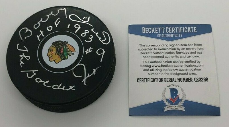 BOBBY HULL SIGNED CHICAGO BLACKHAWKS HOCKEY PUCK W/ CASE HOF BECKETT BAS