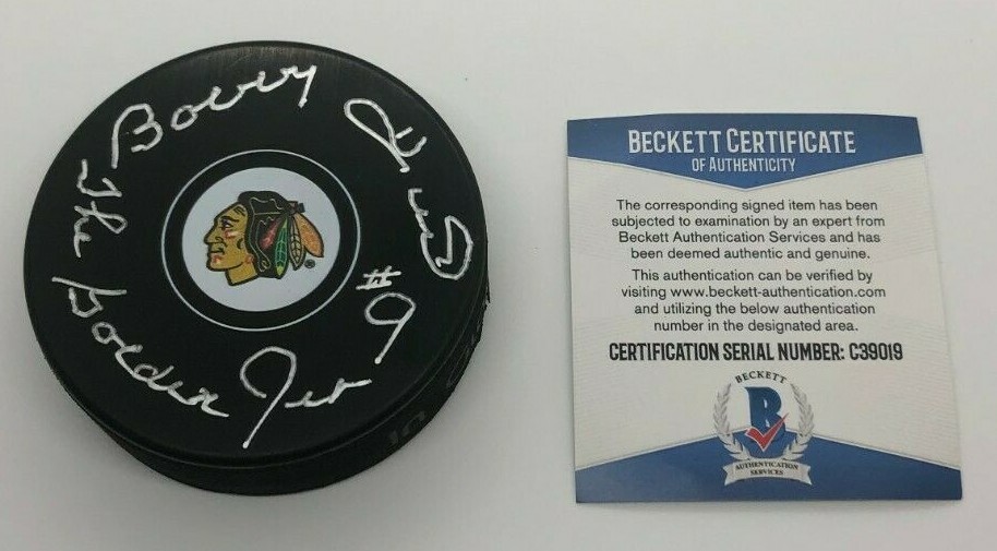 BOBBY HULL SIGNED CHICAGO BLACKHAWKS HOCKEY PUCK W/ CASE GOLDEN JET BECKETT BAS