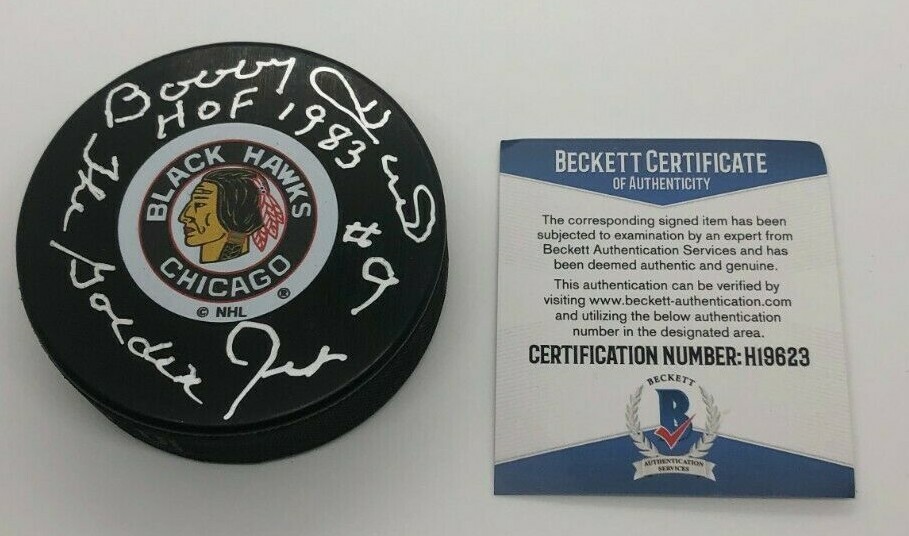 BOBBY HULL SIGNED CHICAGO BLACKHAWKS HOCKEY PUCK W/ CASE GOLDEN JET BECKETT BAS