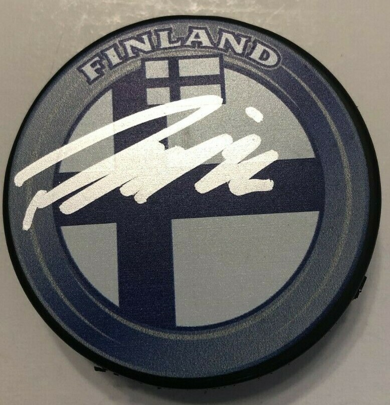 PATRIK LAINE SIGNED FINLAND HOCKEY PUCK W/CASE COLUMBUS BLUE JACKETS JETS COA