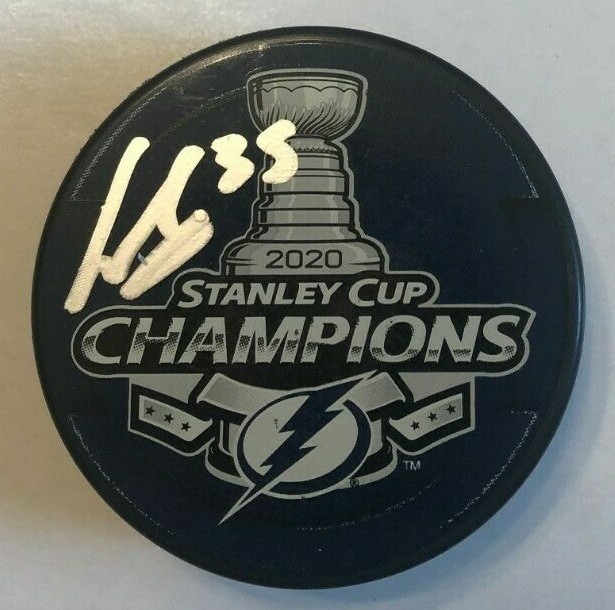 CURTIS MCELHINNEY SIGNED 2020 STANLEY CUP PUCK W/ CASE TAMPA BAY LIGHTNING COA
