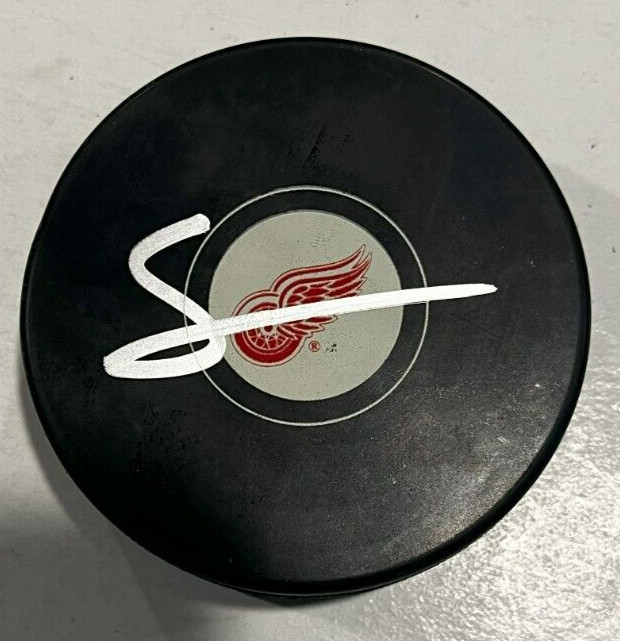 SIMON EDVINSSON SIGNED DETROIT RED WINGS HOCKEY PUCK W/ CASE COA