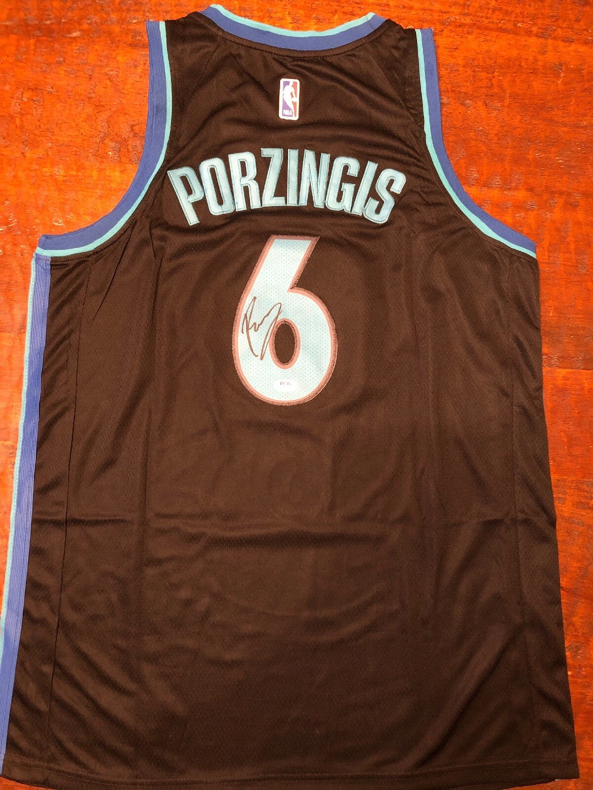 Kristaps Porzingis Signed Dallas Mavericks Jersey Psa/Dna Coa Auto