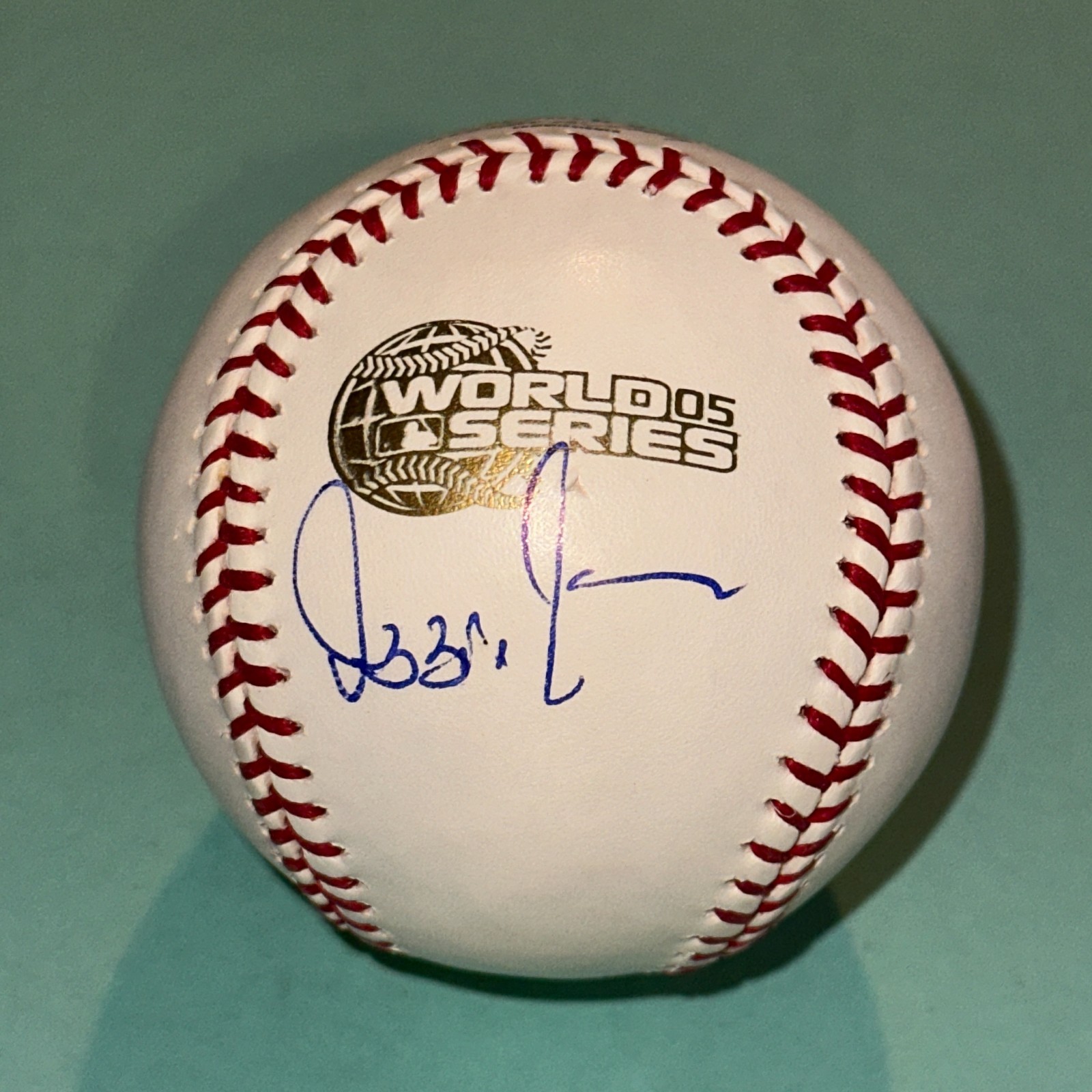 OZZIE GUILLEN (Sox) Signed Official 2005 WORLD SERIES Baseball Beckett (BAS)
