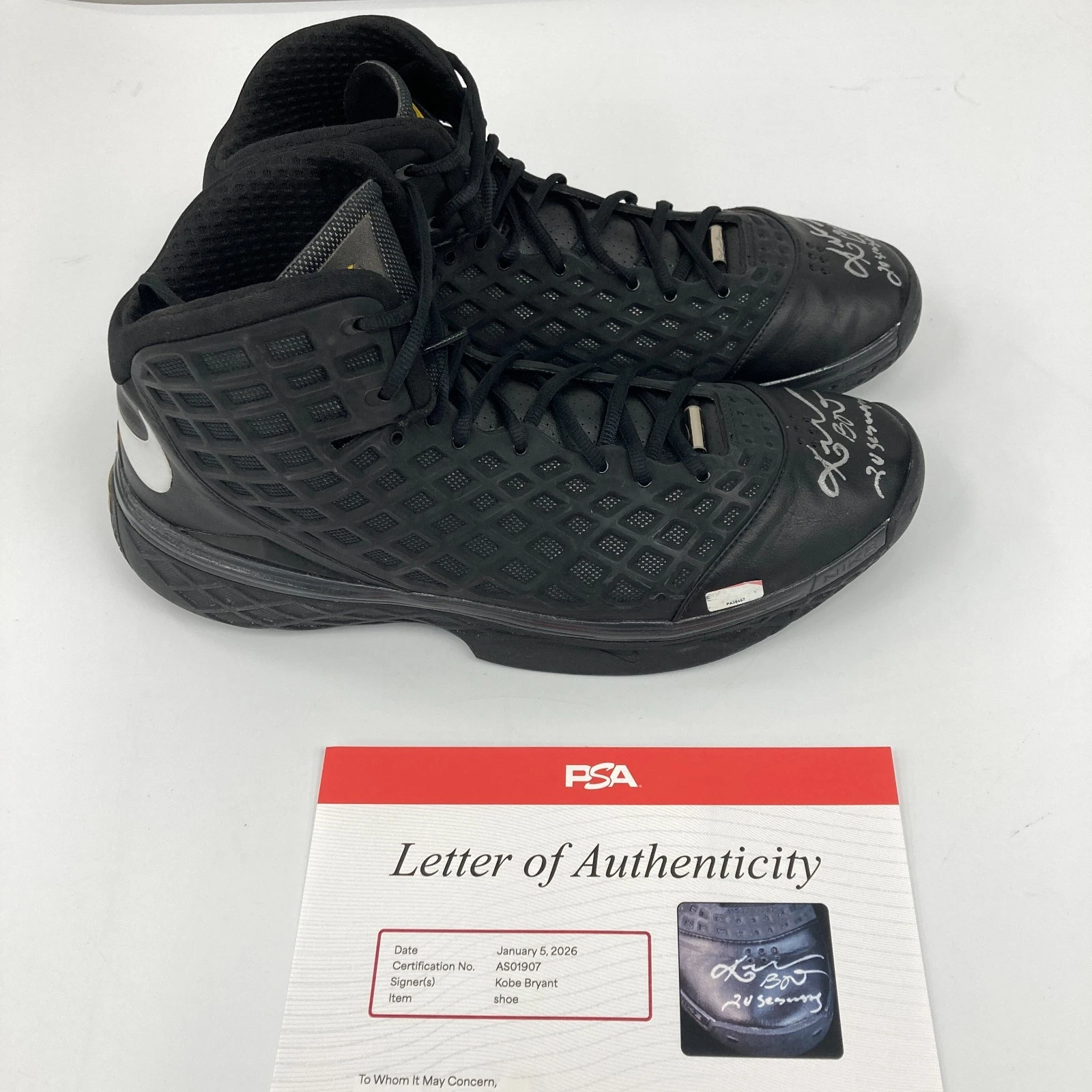 Kobe Bryant Photomatched 2008 NBA Finals Game Used Signed Sneakers Shoes PSA DNA